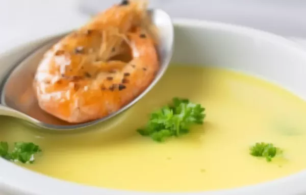 Eine exotische und würzige Suppe mit Ananas und Curry verfeinert