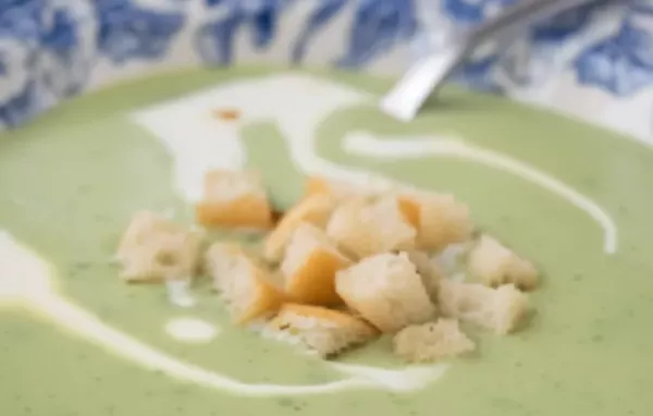 Eine köstliche Frühlingssuppe mit frischen Bärlauchblättern