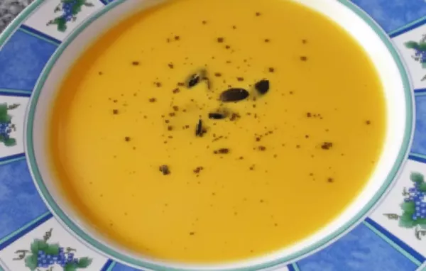 Eine köstliche Kürbissuppe mit einer exotischen Note, die durch Ingwer und Kokosmilch veredelt wird.