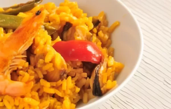 Eine köstliche Paella mit frischen Garnelen