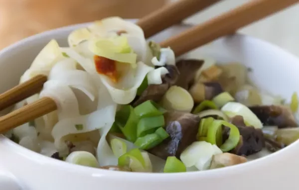 Eine köstliche Reisnudelsuppe mit einer cremigen Kokosnote