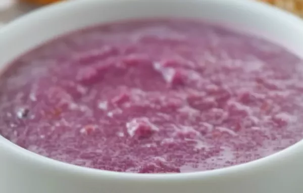 Eine köstliche Rotkraut-Suppe für kalte Winterabende