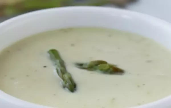 Eine köstliche Spargelcremesuppe mit Kartoffeln