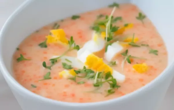 Eine köstliche und erfrischende Kressesuppe mit hartgekochtem Ei, perfekt für Frühlingstage