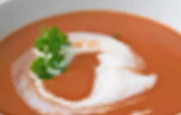 Eine leckere und gesunde Tomatensuppe mit pürierten Bohnen