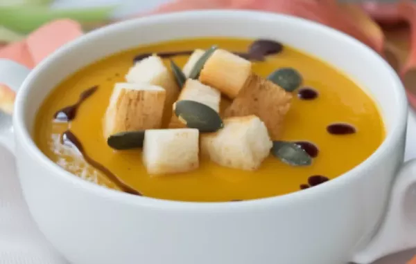 Eine würzige und cremige Kürbis-Kokos-Suppe mit einem Hauch von Ingwer und Chili.