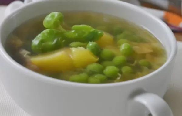 Erbsensuppe mit Speckwürfeln