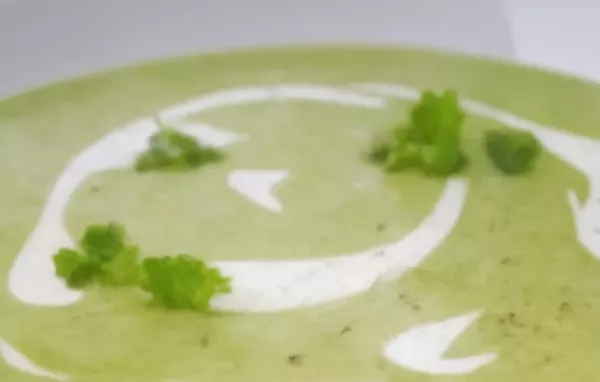 Erfrischend und aromatisch: Erbsensuppe mit Joghurt und Minze