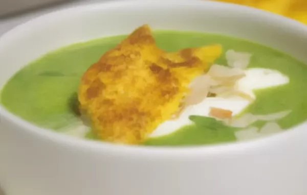 Erfrischende Erbsen-Minz-Suppe mit knusprigen Polentaschnittchen