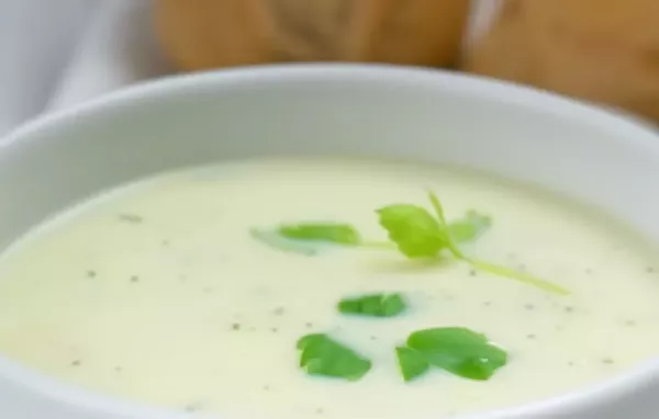 Erfrischende geeiste Gurkensuppe mit Joghurt und Dill