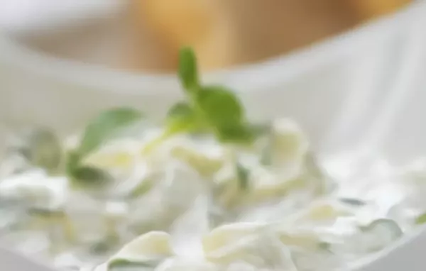 Erfrischende Gurkencreme mit frischen Kräutern