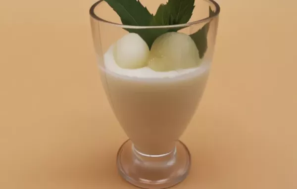 Erfrischende Melonen-Joghurt-Mousse mit einem Hauch von Minze und Limette.