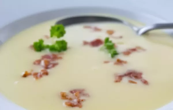 Erfrischende Mostsuppe mit knusprigem Speck