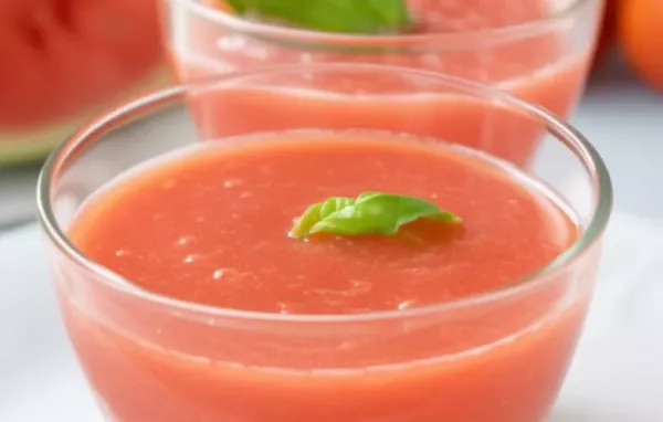 Erfrischende Sommer-Gazpacho mit Wassermelone