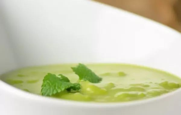 Erfrischende Suppe aus frischen Erbsen und Minze