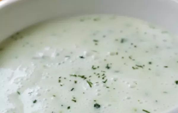 Erfrischende und gesunde Gurken-Buttermilch-Suppe mit einem Hauch von Honig.