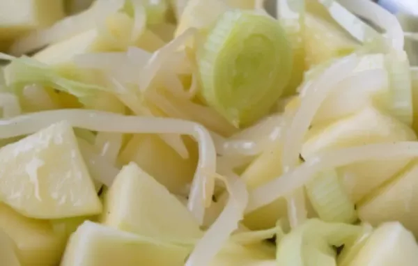 Erfrischender Apfel-Sprossen-Salat mit Honig-Senf-Dressing