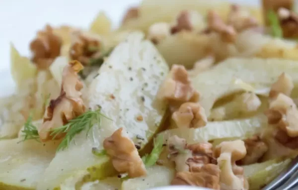 Erfrischender Birnen-Fenchel-Salat mit Walnüssen