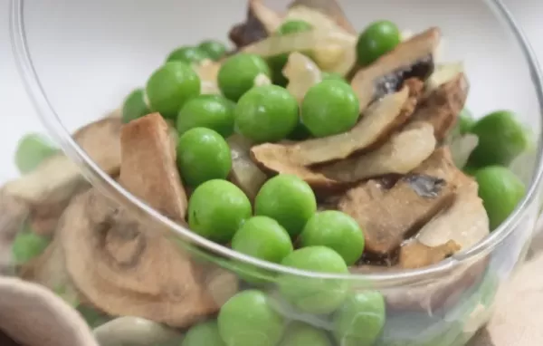 Erfrischender Erbsen-Pilz-Salat mit Frühlingszwiebeln