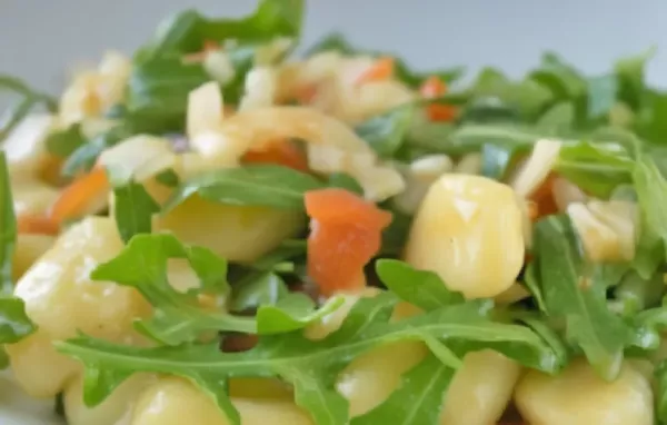 Erfrischender Gnocchi Sommersalat mit Tomaten und Basilikum