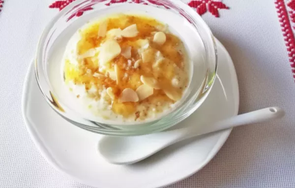 Erfrischender Joghurt mit süßem Honig