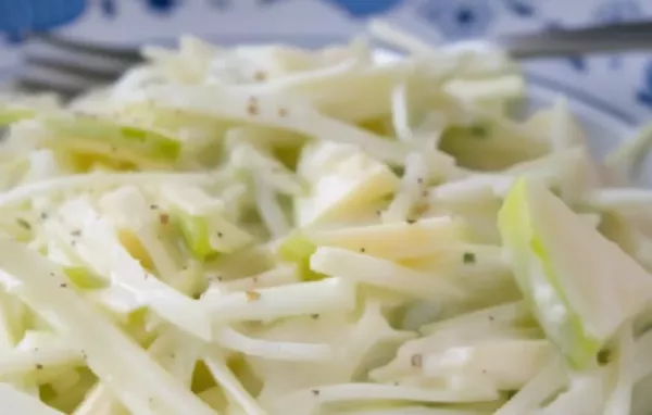 Erfrischender Kohlrabisalat mit knackigen Äpfeln