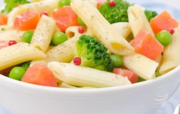 Erfrischender Lachs-Nudelsalat für den Sommer