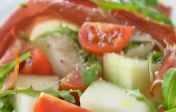 Erfrischender Melonensalat mit herzhaftem Parmaschinken