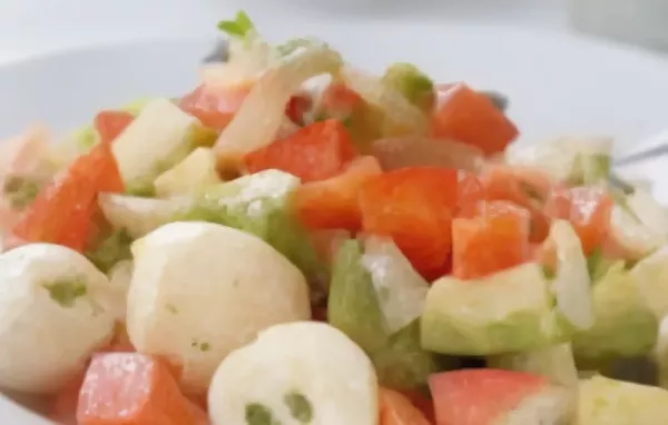 Erfrischender Paprika-Mozzarella-Salat mit Avocado