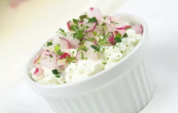 Erfrischender Radieschen Salat mit cremigem Hüttenkäse