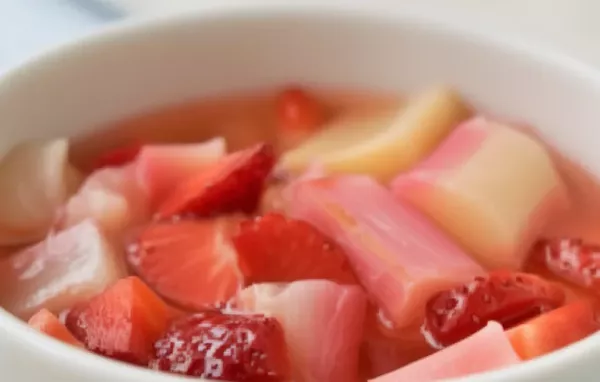 Erfrischender Rhabarbersalat mit süßen Erdbeeren