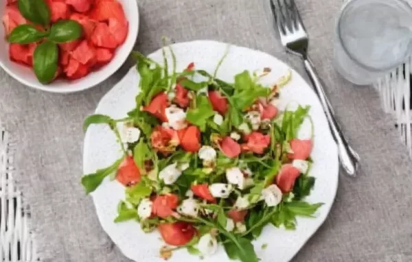 Erfrischender Rucola-Melonen-Salat