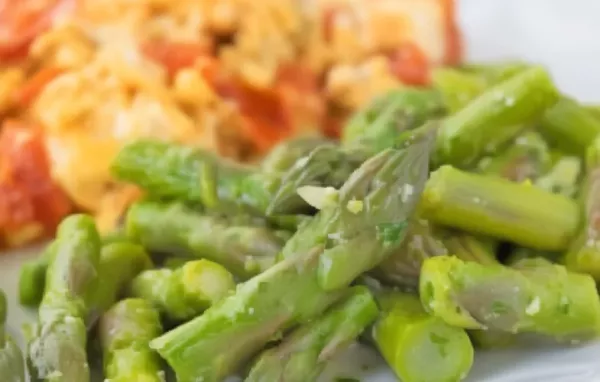 Erfrischender Salat mit grünem Spargel und Zitronendressing