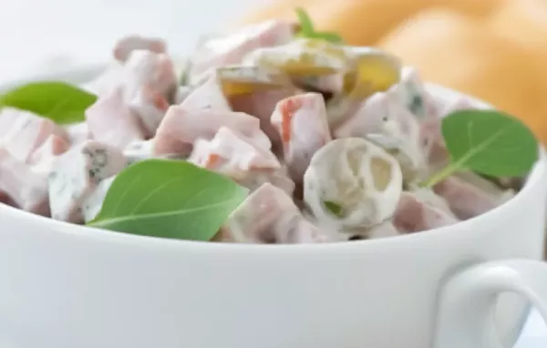 Erfrischender Salat mit herzhaftem Leberkäse