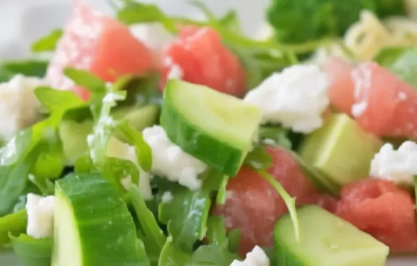 Erfrischender Salat mit saftiger Melone, würzigem Feta und frischem Rucola als sommerliche Köstlichkeit