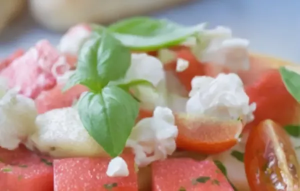 Erfrischender sommerlicher Salat mit süß-saurem Geschmack