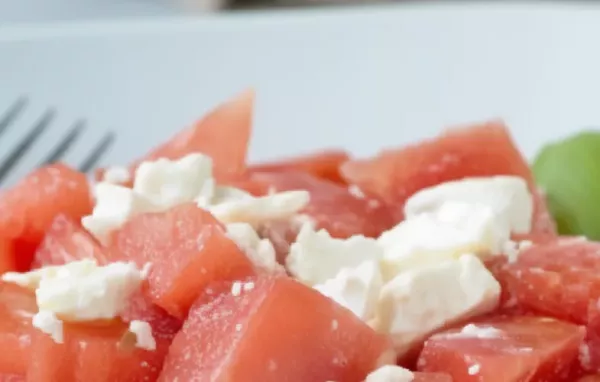 Erfrischender Sommersalat mit süßer Melone und herzhaftem Feta