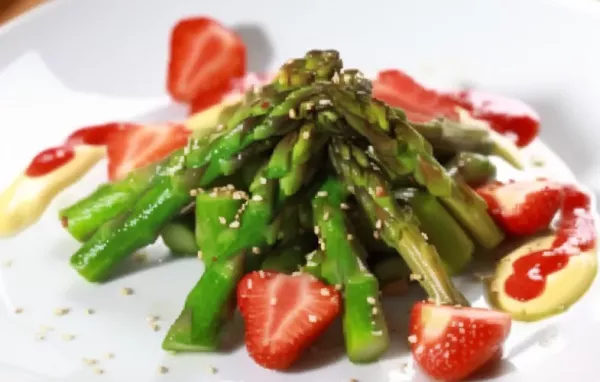 Erfrischender Spargelsalat mit süßen Erdbeeren