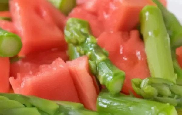 Erfrischender Spargelsalat mit süßer Melone und würzigem Dressing