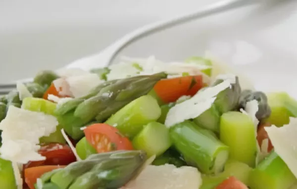 Erfrischender Spargelsalat mit würzigem Parmesan