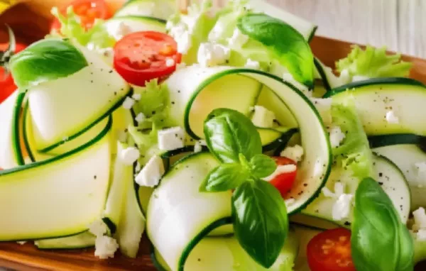 Erfrischender Zucchinisalat mit saftigen Tomaten und würziger Marinade