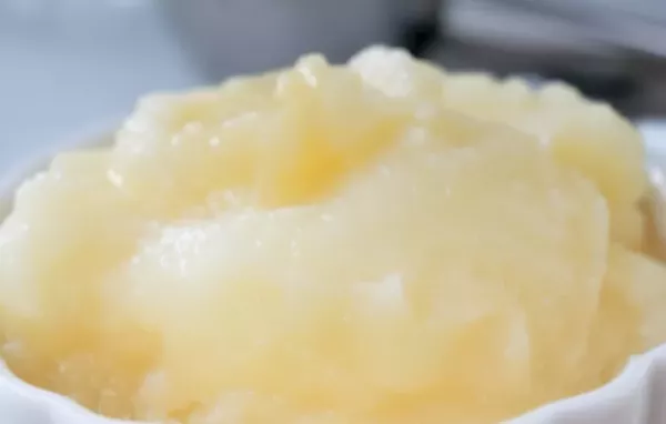 Erfrischendes Ananas-Sorbet mit frischem Limettensaft