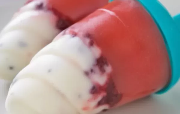 Erfrischendes Eis am Stiel mit fruchtiger Melone und cremigem Joghurt