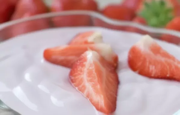 Erfrischendes Erdbeer Obers Dessert für den Sommer