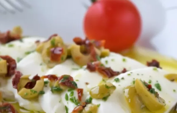 Erfrischendes Rezept: Mozzarella in Oliven-Dressing