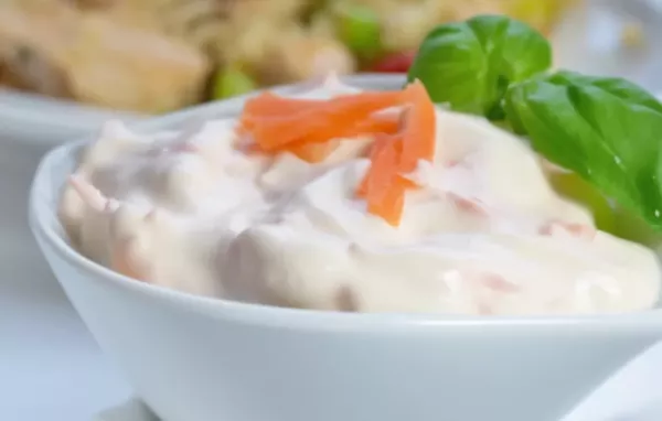 Erfrischendes Tzatziki mit geriebenen Karotten