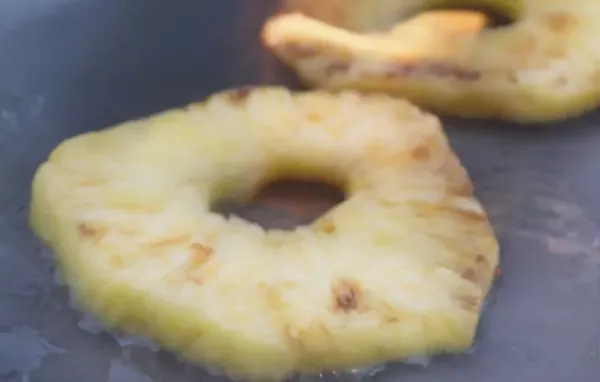 Flambierte Ananas - Ein exotisches Dessert mit feurigem Twist