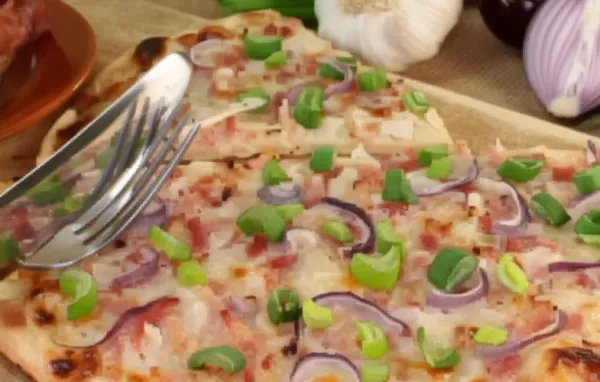 Flammkuchen mit knusprigem Speck und saftigen Zwiebeln