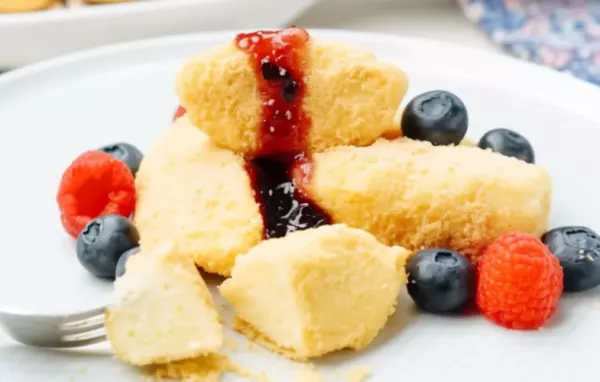 Fluffige Topfennockerl mit knusprigen Bröseln