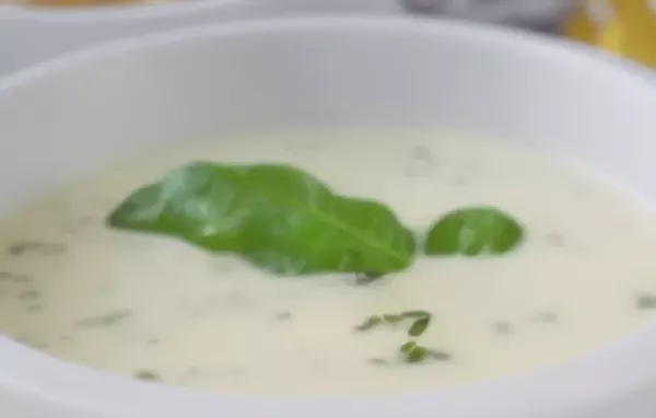 Frische Kräutersuppe mit cremigem Frischkäse